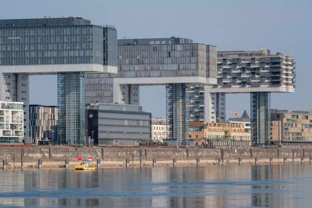 Totalansicht zeigt die drei markanten(Kranhaus Eins, Kranhaus Süd und das Pandion Vista) im historischen Rheinauhafen. Die außergewöhnliche Architektur in Form eines umgedrehten L, die an historische Hafenkran-Konstruktionen erinnert, prägt das moderne Stadtbild am Rheinufer.