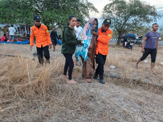 (260816) -- JAKARTA, Aug. 16, 2026 -- This photo provided by Indonesia s National Search And Rescue Agency () shows rescuers evacuating an injured person after an earthquake, on Flores Island, Indonesia, on Aug. 16, 2026. Indonesia s East Nusa Tenggara provincial government has declared a 14-day emergency response status following a 7.7-magnitude earthquake that struck Flores Island on Aug. 15, according to a provincial government decree. ( Handout via Xinhua) INDONESIA-EARTHQUAKE-EMERGENCY RESPONSE STATUS Basarnas 