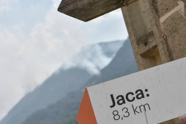 The response team for the Riglos, Huesca, wildfire reaches 1,000 personnel after a calmer night A column of smoke from a wildfire on August 16, 2026, in Las Penas de Riglos, Huesca, Aragon, Spain The response team deployed to the forest fire in Las Penas de Riglos, Huesca, reached a record total of 1,000 personnel this Sunday, with the addition of 100 French firefighters and between 35 and 40 aircraft, after last night proved to be calmer, with high humidity and little wind, and the fire’s perimeter has not expanded significantly. The fire has burned more than 16,600 hectares, forced the evacuation of 19 villages, and led to the evacuation of more than 1,000 people. AUGUST 16, 2026 FOREST FIRE Veró Las Penas de Riglos, Huesca, Ara Las Pena Copyright: xVeronicaxLacasax 7716711