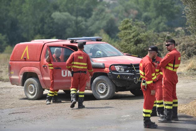 The response team for the Riglos, Huesca, wildfire reaches 1,000 personnel after a calmer night. Members of the UME (Military Emergency Unit) during wildfire suppression efforts on August 16, 2026, in Las Penas de Riglos, Huesca, Aragon, Spain. The response team deployed to the forest fire in Las Penas de Riglos, Huesca, reached a record total of 1,000 personnel this Sunday, with the addition of 100 French firefighters and between 35 and 40 aircraft, after last night proved to be calmer, with high humidity and little wind, and the fire’s perimeter has not expanded significantly. The fire has burned more than 16,600 hectares, forced the evacuation of 19 villages, and led to the evacuation of more than 1,000 people. AUGUST 16, 2026 FOREST FI Copyright: xVeronicaxLacasax 7716715