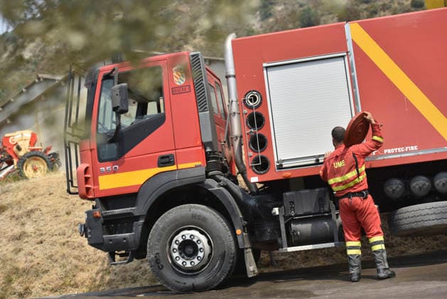 The response team for the Riglos, Huesca, wildfire reaches 1,000 personnel after a calmer night UME firefighters during wildfire suppression efforts in Atarés on August 16, 2026, in Las Penas de Riglos, Huesca, Aragon, Spain. The response team deployed to the forest fire in Las Penas de Riglos, Huesca, reached a record total of 1,000 personnel this Sunday, with the addition of 100 French firefighters and between 35 and 40 aircraft, after a calmer night, with high humidity and little wind, and the fire’s perimeter has not expanded significantly. The fire has burned more than 16,600 hectares, forced the evacuation of 19 villages, and led to the evacuation of more than 1,000 people. AUGUST 16, 2026 FOREST FIRE Veró Las Penas de Riglos, Huesca Copyright: xVeronicaxLacasax 7716722