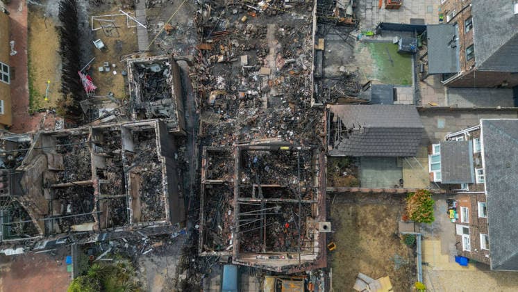 News Bilder des Tages Wildfire destroys homes in Stoke-on-Trent STOKE ON TRENT, UNITED KINGDOM - AUGUST 16: An aerial view shows homes destroyed by wildfires in Stoke-on-Trent, United Kingdom, on August 16, 2026, after a fire broke out and swept through residential areas. Ioannis Alexopoulos Anadolu Stoke-on-Trent United Kingdom. Editorial use only. Please get in touch for any other usage.  Copyright: x2026xAnadoluxIoannisxAlexopoulosx