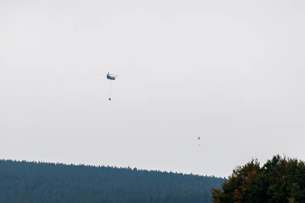 Waldbrand im Hohen Venn Blick von der deutsch-belgischen Grenze bei Kalterherberg - 15.08.26 Blick von Kalterherberg (Gemeinde Monschau) auf den Großbrand im Hohen Venn nahe der deutsch-belgischen Grenze. Im Hintergrund Rauchsäulen des Feuers und zwei Löschhubschrauber mit Wasserbehälter sind im Einsatz und werfen jeweils rund 3.000 Liter Wasser ab. Der Hochmoorbrand hat bereits rund 2.000 Hektar Wald- und Moorgebiet erfasst, die tiefen Torfschichten begünstigen einen langanhaltenden Schwelbrand. Auf belgischer Seite laufen bereits Evakuierungen, für Teile Monschaus wird eine mögliche Räumung vorbereitet. Monschau Kalterherberg Nordrhein-Westfalen Deutschland Copyright: xMarcxJohnx