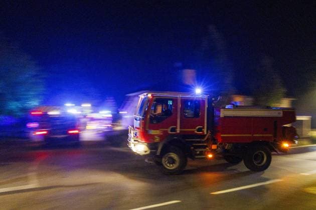 Garrein, The Netherlands, 2026-08-15 01:23:18 Garein, 15-08-2026, a convoy of fire trucks moves from the village of Garein towards the forest fire near Luglon. Photo: NLBeeld Robert Meerding Credit: NL Beeld Robert Meerding Inc  Copyright: xx x