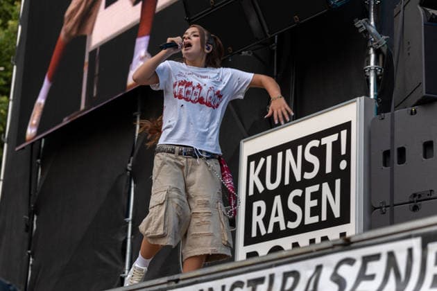 Konzert von ZAH1DE auf dem Kunst!Rasen Bonn - 16.08.26 Die Berliner Rapperin ZAH1DE (Zahide Kayaci) beim Open-Air-Live-Auftritt auf dem Kunst!Rasen Bonn. Bonn Gronau Nordrhein-Westfalen Deutschland Copyright: xMarcxJohnx