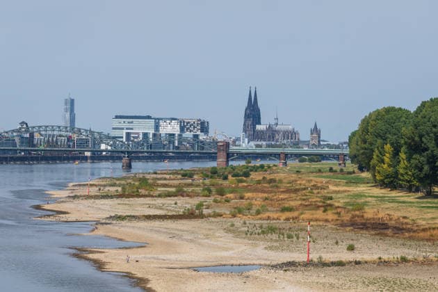 Historischer Niedrigwasser-Rekord am Rhein Blick von der Rodenkirchener Brücke auf Köln - 16.08.26 Blick von der Rheinbrücke Köln Rodenkirchen (A4) auf die Kölner Skyline bei historischem Niedrigwasser des Rheins. Das Flussbett liegt größtenteils frei. Der Pegel Köln erreicht einen Tiefstand von 46 cm und unterbietet damit den bisherigen Rekord von 69 cm aus dem Jahr 2018 deutlich. Die Rheinschifffahrt ist durch das extrem niedrige Wasser stark eingeschränkt. Im Hintergrund der Kölner Dom und die markanten Kranhäuser Köln Rodenkirchen Nordrhein-Westfalen Deutschland Copyright: xMarcxJohnx
