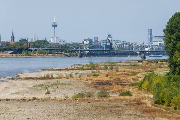 Historischer Niedrigwasser-Rekord am Rhein Blick von der Rodenkirchener Brücke auf Köln - 16.08.26 Blick von der Rheinbrücke Köln Rodenkirchen (A4) auf die Kölner Skyline bei historischem Niedrigwasser des Rheins. Das Flussbett liegt größtenteils frei. Der Pegel Köln erreicht einen Tiefstand von 46 cm und unterbietet damit den bisherigen Rekord von 69 cm aus dem Jahr 2018 deutlich. Die Rheinschifffahrt ist durch das extrem niedrige Wasser stark eingeschränkt. Im Hintergrund der Kölner Dom und die markanten Kranhäuser Köln Rodenkirchen Nordrhein-Westfalen Deutschland Copyright: xMarcxJohnx