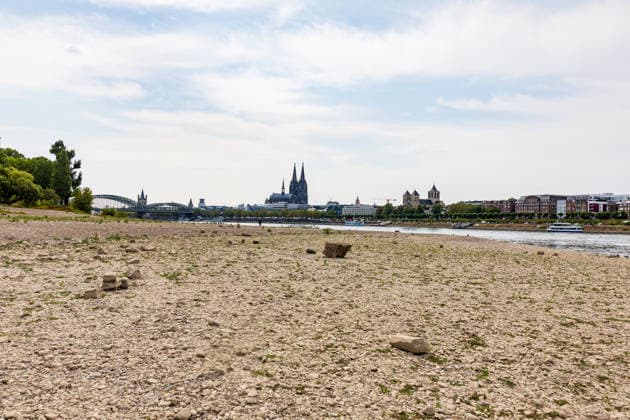 Historischer Niedrigwasser-Rekord am Rhein Freiliegendes Flussbett am Deutzer Rheinufer - 16.08.26 Blick vom Deutzer Rheinufer Richtung Kölner Dom auf das durch historisches Niedrigwasser freiliegende Flussbett des Rheins. Der Pegel Köln erreicht einen Tiefstand von 46 cm und unterbietet damit den bisherigen Rekord von 69 cm aus dem Jahr 2018 deutlich. Die Rheinschifffahrt ist durch das extrem niedrige Wasser praktisch zum Erliegen gekommen. Köln Deutz Nordrhein-Westfalen Deutschland Copyright: xMarcxJohnx