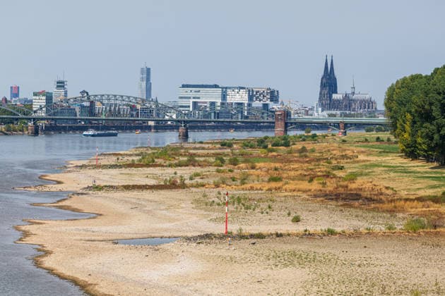 Historischer Niedrigwasser-Rekord am Rhein Blick von der Rodenkirchener Brücke auf Köln - 16.08.26 Blick von der Rheinbrücke Köln Rodenkirchen (A4) auf die Kölner Skyline bei historischem Niedrigwasser des Rheins. Das Flussbett liegt größtenteils frei. Der Pegel Köln erreicht einen Tiefstand von 46 cm und unterbietet damit den bisherigen Rekord von 69 cm aus dem Jahr 2018 deutlich. Die Rheinschifffahrt ist durch das extrem niedrige Wasser stark eingeschränkt. Im Hintergrund der Kölner Dom und die markanten Kranhäuser Köln Rodenkirchen Nordrhein-Westfalen Deutschland Copyright: xMarcxJohnx
