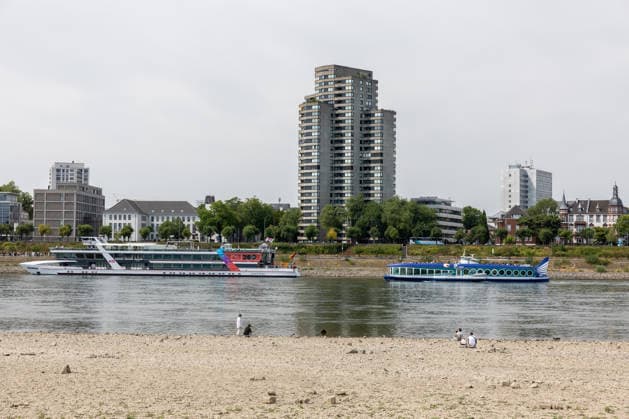 Historischer Niedrigwasser-Rekord am Rhein Freiliegendes Flussbett am Deutzer Rheinufer - 16.08.26 Blick vom Deutzer Rheinufer Richtung Kölner Dom auf das durch historisches Niedrigwasser freiliegende Flussbett des Rheins. Der Pegel Köln erreicht einen Tiefstand von 46 cm und unterbietet damit den bisherigen Rekord von 69 cm aus dem Jahr 2018 deutlich. Die Rheinschifffahrt ist durch das extrem niedrige Wasser praktisch zum Erliegen gekommen.. Im Bild die RheinMagie und die Moby Dick aus Bonn. Köln Deutz Nordrhein-Westfalen Deutschland Copyright: xMarcxJohnx