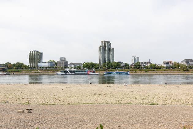 Historischer Niedrigwasser-Rekord am Rhein Freiliegendes Flussbett am Deutzer Rheinufer - 16.08.26 Blick vom Deutzer Rheinufer Richtung Kölner Dom auf das durch historisches Niedrigwasser freiliegende Flussbett des Rheins. Der Pegel Köln erreicht einen Tiefstand von 46 cm und unterbietet damit den bisherigen Rekord von 69 cm aus dem Jahr 2018 deutlich. Die Rheinschifffahrt ist durch das extrem niedrige Wasser praktisch zum Erliegen gekommen.. Im Bild die RheinMagie und die Moby Dick aus Bonn. Köln Deutz Nordrhein-Westfalen Deutschland Copyright: xMarcxJohnx