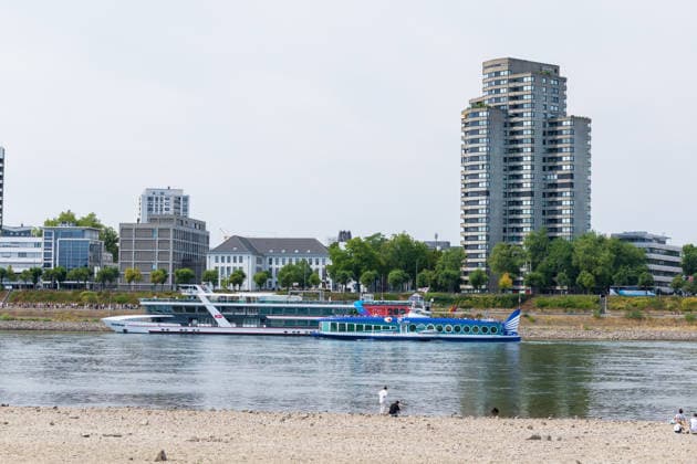 Historischer Niedrigwasser-Rekord am Rhein Freiliegendes Flussbett am Deutzer Rheinufer - 16.08.26 Blick vom Deutzer Rheinufer Richtung Kölner Dom auf das durch historisches Niedrigwasser freiliegende Flussbett des Rheins. Der Pegel Köln erreicht einen Tiefstand von 46 cm und unterbietet damit den bisherigen Rekord von 69 cm aus dem Jahr 2018 deutlich. Die Rheinschifffahrt ist durch das extrem niedrige Wasser praktisch zum Erliegen gekommen.. Im Bild die RheinMagie und die Moby Dick aus Bonn. Köln Deutz Nordrhein-Westfalen Deutschland Copyright: xMarcxJohnx