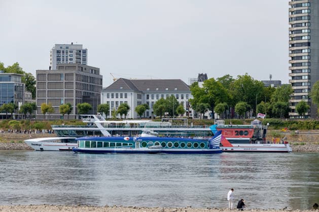 Historischer Niedrigwasser-Rekord am Rhein Freiliegendes Flussbett am Deutzer Rheinufer - 16.08.26 Blick vom Deutzer Rheinufer Richtung Kölner Dom auf das durch historisches Niedrigwasser freiliegende Flussbett des Rheins. Der Pegel Köln erreicht einen Tiefstand von 46 cm und unterbietet damit den bisherigen Rekord von 69 cm aus dem Jahr 2018 deutlich. Die Rheinschifffahrt ist durch das extrem niedrige Wasser praktisch zum Erliegen gekommen.. Im Bild die RheinMagie und die Moby Dick aus Bonn. Köln Deutz Nordrhein-Westfalen Deutschland Copyright: xMarcxJohnx