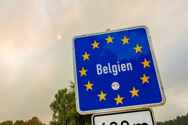 Waldbrand im Hohen Venn Blick von der deutsch-belgischen Grenze bei Kalterherberg - 15.08.26 Blick von Kalterherberg (Gemeinde Monschau) auf den Großbrand im Hohen Venn nahe der deutsch-belgischen Grenze. Im Vordergrund ein blaues Grenzschild, im Hintergrund Rauchsäulen des Feuers. Insgesamt zwei Löschhubschrauber sind im Einsatz und werfen jeweils rund 3.000 Liter Wasser ab. Der Hochmoorbrand hat bereits rund 2.000 Hektar Wald- und Moorgebiet erfasst, die tiefen Torfschichten begünstigen einen langanhaltenden Schwelbrand. Auf belgischer Seite laufen bereits Evakuierungen, für Teile Monschaus wird eine mögliche Räumung vorbereitet. Monschau Kalterherberg Nordrhein-Westfalen Deutschland Copyright: xMarcxJohnx