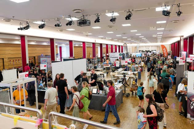 Maker Faire 2026 im Hannover Congress Centrum. Die Maker Faire ist ein familienfreundliches Mitmach-Festival für Technik, Erfindungen und kreatives Selbermachen. Sie verbindet die Elemente einer Wissenschaftsmesse, eines Jahrmarkts und eines Zukunftslabors. Erfinder, Bastler, Künstler und Start-ups zeigen dort ihre selbstgebauten Projekte vom Roboter über 3D-Druck bis hin zu Kunst und Handwerk. Im Vordergrund stehen das Ausprobieren, Mitmachen und der Ideenaustausch für alle Altersgruppen. Hannover, 16.08.2026