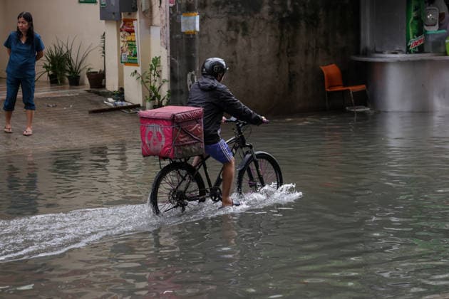 Heavy Rainfall To Continue In Manila A delivery rider wades along a flooded road in Makati City, Manila, Philippines, on August 17, 2026. According to the Philippine Atmospheric, Geophysical, Astronomical and Services Administration s (PAGASA) latest weather forecast, the southwest monsoon will continue to bring heavy rainfall in Luzon, which includes Metro Manila, Ilocos Norte, Batanes, Cagayan, Cordillera Administrative Region, Tarlac, Pampanga, Cavite and Batangas. Makati Philippines Copyright: xMarkxCristinox originalFilename: cristino-notitle260817_npeMk.jpg