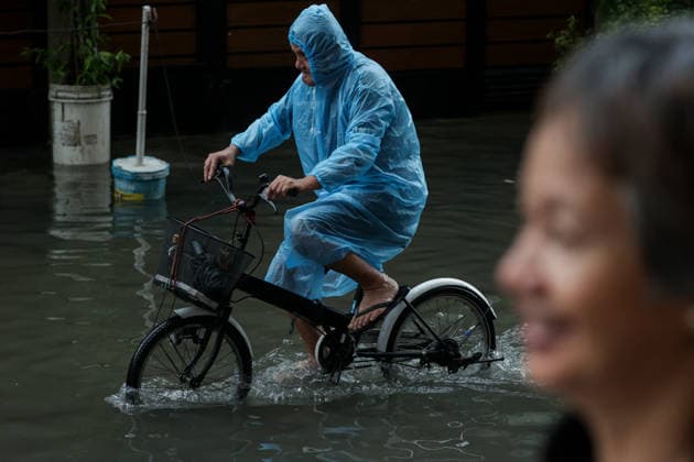 Heavy Rainfall To Continue In Manila A man riding a bicycle wades along a flooded road in Makati City, Manila, Philippines, on August 17, 2026. According to the Philippine Atmospheric, Geophysical, Astronomical and Services Administration s (PAGASA) latest weather forecast, the southwest monsoon will continue to bring heavy rainfall in Luzon, which includes Metro Manila, Ilocos Norte, Batanes, Cagayan, Cordillera Administrative Region, Tarlac, Pampanga, Cavite and Batangas. Makati Philippines Copyright: xMarkxCristinox originalFilename: cristino-notitle260817_np29m.jpg