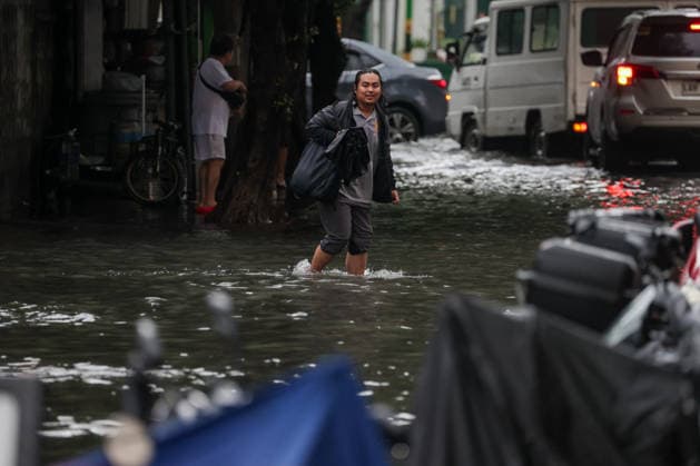 Heavy Rainfall To Continue In Manila A man wades along a flooded road in Makati City, Manila, Philippines, on August 17, 2026. According to the Philippine Atmospheric, Geophysical, Astronomical and Services Administration s (PAGASA) latest weather forecast, the southwest monsoon will continue to bring heavy rainfall in Luzon, which includes Metro Manila, Ilocos Norte, Batanes, Cagayan, Cordillera Administrative Region, Tarlac, Pampanga, Cavite and Batangas. Makati Philippines Copyright: xMarkxCristinox originalFilename: cristino-notitle260817_npniP.jpg