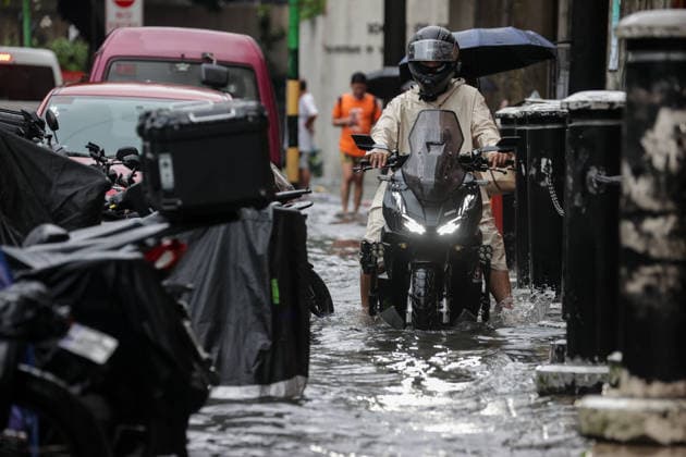 Heavy Rainfall To Continue In Manila A motorcycle wades along a flooded road in Makati City, Manila, Philippines, on August 17, 2026. According to the Philippine Atmospheric, Geophysical, Astronomical and Services Administration s (PAGASA) latest weather forecast, the southwest monsoon will continue to bring heavy rainfall in Luzon, which includes Metro Manila, Ilocos Norte, Batanes, Cagayan, Cordillera Administrative Region, Tarlac, Pampanga, Cavite and Batangas. Makati Philippines Copyright: xMarkxCristinox originalFilename: cristino-notitle260817_npaRM.jpg