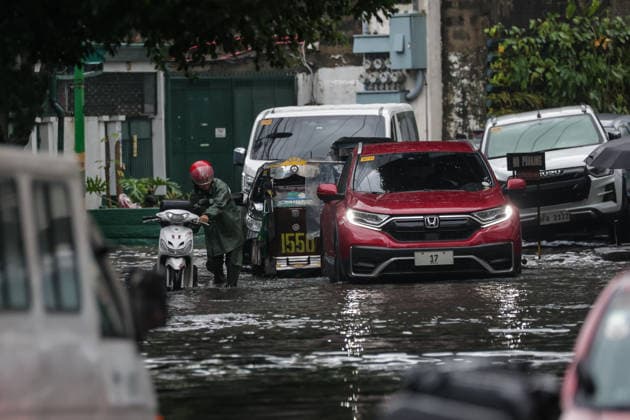 Heavy Rainfall To Continue In Manila Vehicles wade along a flooded road in Makati City, Manila, Philippines, on August 17, 2026. According to the Philippine Atmospheric, Geophysical, Astronomical and Services Administration s (PAGASA) latest weather forecast, the southwest monsoon will continue to bring heavy rainfall in Luzon, which includes Metro Manila, Ilocos Norte, Batanes, Cagayan, Cordillera Administrative Region, Tarlac, Pampanga, Cavite and Batangas. Makati Philippines Copyright: xMarkxCristinox originalFilename: cristino-notitle260817_npGM1.jpg
