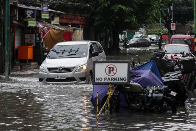 Heavy Rainfall To Continue In Manila A car wades along a flooded road in Makati City, Manila, Philippines, on August 17, 2026. According to the Philippine Atmospheric, Geophysical, Astronomical and Services Administration s (PAGASA) latest weather forecast, the southwest monsoon will continue to bring heavy rainfall in Luzon, which includes Metro Manila, Ilocos Norte, Batanes, Cagayan, Cordillera Administrative Region, Tarlac, Pampanga, Cavite and Batangas. Makati Philippines Copyright: xMarkxCristinox originalFilename: cristino-notitle260817_npqRQ.jpg