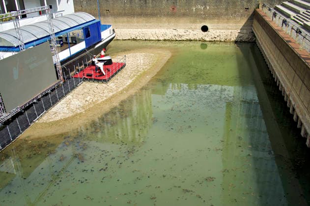 Der Rhein ist in Köln so niedrig wie noch nie. In der Nacht zu Sonntag fiel der Pegel auf nur 45 Zentimeter und damit deutlich unter den bisherigen Tiefststand. Für die Schifffahrt wird das zunehmend zum Problem. Köln, 16.08.2026