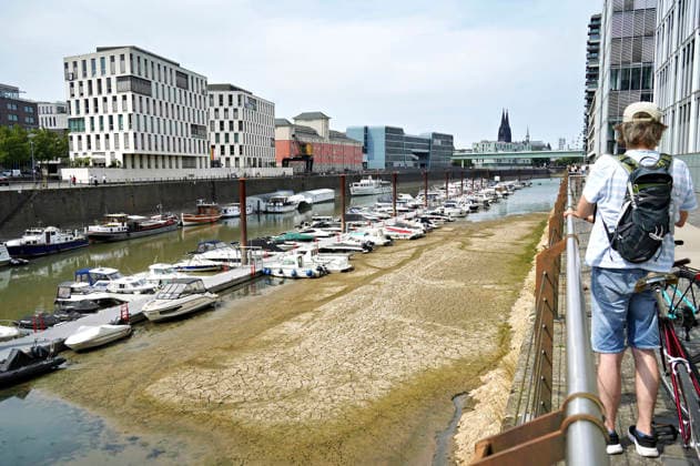 Der Rhein ist in Köln so niedrig wie noch nie. In der Nacht zu Sonntag fiel der Pegel auf nur 45 Zentimeter und damit deutlich unter den bisherigen Tiefststand. Für die Schifffahrt wird das zunehmend zum Problem. Köln, 16.08.2026