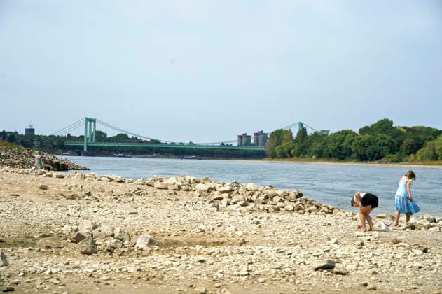 Der Rhein ist in Köln so niedrig wie noch nie. In der Nacht zu Sonntag fiel der Pegel auf nur 45 Zentimeter und damit deutlich unter den bisherigen Tiefststand. Für die Schifffahrt wird das zunehmend zum Problem. Köln, 16.08.2026