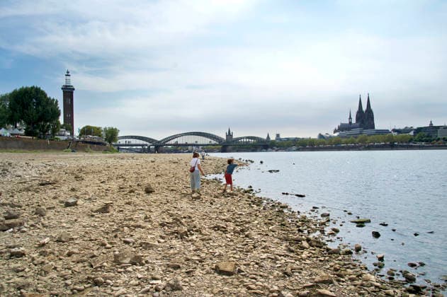 Der Rhein ist in Köln so niedrig wie noch nie. In der Nacht zu Sonntag fiel der Pegel auf nur 45 Zentimeter und damit deutlich unter den bisherigen Tiefststand. Für die Schifffahrt wird das zunehmend zum Problem. Köln, 16.08.2026