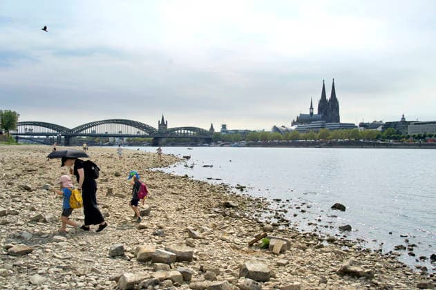 Der Rhein ist in Köln so niedrig wie noch nie. In der Nacht zu Sonntag fiel der Pegel auf nur 45 Zentimeter und damit deutlich unter den bisherigen Tiefststand. Für die Schifffahrt wird das zunehmend zum Problem. Köln, 16.08.2026