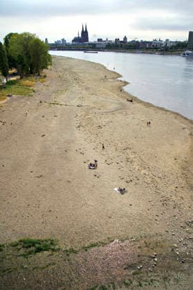 Der Rhein ist in Köln so niedrig wie noch nie. In der Nacht zu Sonntag fiel der Pegel auf nur 45 Zentimeter und damit deutlich unter den bisherigen Tiefststand. Für die Schifffahrt wird das zunehmend zum Problem. Köln, 16.08.2026