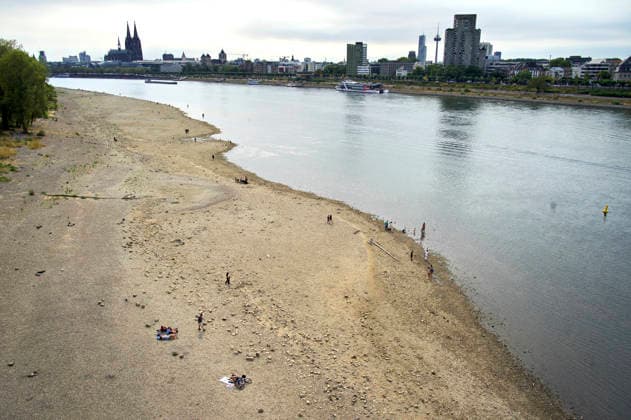 Der Rhein ist in Köln so niedrig wie noch nie. In der Nacht zu Sonntag fiel der Pegel auf nur 45 Zentimeter und damit deutlich unter den bisherigen Tiefststand. Für die Schifffahrt wird das zunehmend zum Problem. Köln, 16.08.2026