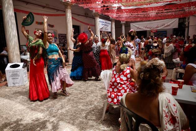 Scene at the 2026 Málaga Fair: Several women, dressed in traditional flamenco outfits, stroll through the Cortijo de Torres grounds during the Málaga Fair. August 17, 2026, in Málaga, Andalusia, Spain. The capital of the Costa del Sol celebrates its big week, during which locals and visitors gather to enjoy the festive atmosphere and the many activities the Feria has to offer. August 17, 2026, in Málaga, Andalusia, Spain Málaga, Andalusia, Spain Spain Copyright: xÃlexxZeax 7718778