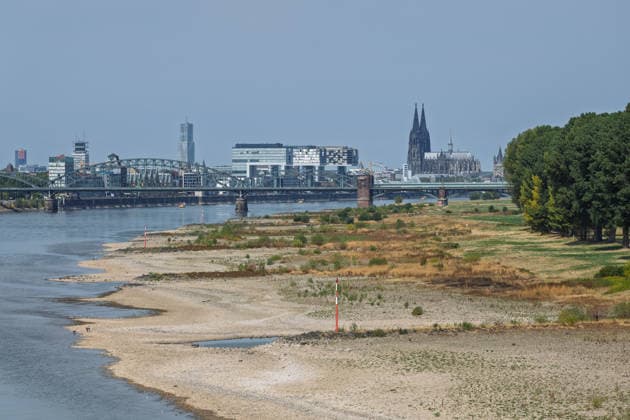 Historischer Niedrigwasser-Rekord am Rhein Blick von der Rodenkirchener Brücke auf Köln - 16.08.26 Blick von der Rheinbrücke Köln Rodenkirchen (A4) auf die Kölner Skyline bei historischem Niedrigwasser des Rheins. Das Flussbett liegt größtenteils frei. Der Pegel Köln erreicht einen Tiefstand von 45 cm und unterbietet damit den bisherigen Rekord von 69 cm aus dem Jahr 2018 deutlich. Die Rheinschifffahrt ist durch das extrem niedrige Wasser stark eingeschränkt. Im Hintergrund der Kölner Dom und die markanten Kranhäuser Köln Rodenkirchen Nordrhein-Westfalen Deutschland Copyright: xMarcxJohnx