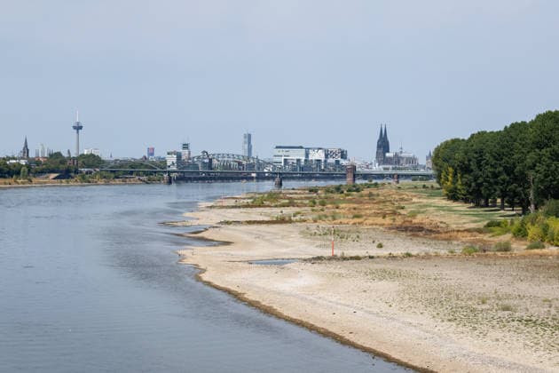 Historischer Niedrigwasser-Rekord am Rhein Blick von der Rodenkirchener Brücke auf Köln - 16.08.26 Blick von der Rheinbrücke Köln Rodenkirchen (A4) auf die Kölner Skyline bei historischem Niedrigwasser des Rheins. Das Flussbett liegt größtenteils frei. Der Pegel Köln erreicht einen Tiefstand von 45 cm und unterbietet damit den bisherigen Rekord von 69 cm aus dem Jahr 2018 deutlich. Die Rheinschifffahrt ist durch das extrem niedrige Wasser stark eingeschränkt. Im Hintergrund der Kölner Dom und die markanten Kranhäuser Köln Rodenkirchen Nordrhein-Westfalen Deutschland Copyright: xMarcxJohnx