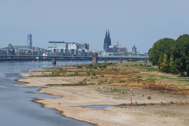 Historischer Niedrigwasser-Rekord am Rhein Blick von der Rodenkirchener Brücke auf Köln - 16.08.26 Blick von der Rheinbrücke Köln Rodenkirchen (A4) auf die Kölner Skyline bei historischem Niedrigwasser des Rheins. Das Flussbett liegt größtenteils frei. Der Pegel Köln erreicht einen Tiefstand von 45 cm und unterbietet damit den bisherigen Rekord von 69 cm aus dem Jahr 2018 deutlich. Die Rheinschifffahrt ist durch das extrem niedrige Wasser stark eingeschränkt. Im Hintergrund der Kölner Dom und die markanten Kranhäuser Köln Rodenkirchen Nordrhein-Westfalen Deutschland Copyright: xMarcxJohnx