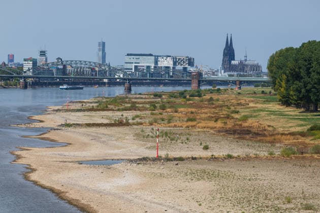 Historischer Niedrigwasser-Rekord am Rhein Blick von der Rodenkirchener Brücke auf Köln - 16.08.26 Blick von der Rheinbrücke Köln Rodenkirchen (A4) auf die Kölner Skyline bei historischem Niedrigwasser des Rheins. Das Flussbett liegt größtenteils frei. Der Pegel Köln erreicht einen Tiefstand von 45 cm und unterbietet damit den bisherigen Rekord von 69 cm aus dem Jahr 2018 deutlich. Die Rheinschifffahrt ist durch das extrem niedrige Wasser stark eingeschränkt. Im Hintergrund der Kölner Dom und die markanten Kranhäuser Köln Rodenkirchen Nordrhein-Westfalen Deutschland Copyright: xMarcxJohnx