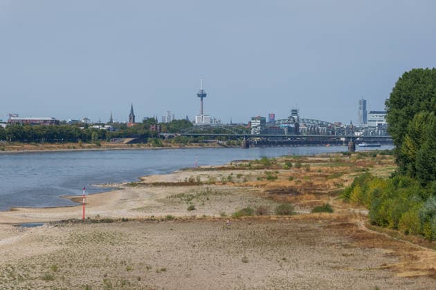 Historischer Niedrigwasser-Rekord am Rhein Blick von der Rodenkirchener Brücke auf Köln - 16.08.26 Blick von der Rheinbrücke Köln Rodenkirchen (A4) auf die Kölner Skyline bei historischem Niedrigwasser des Rheins. Das Flussbett liegt größtenteils frei. Der Pegel Köln erreicht einen Tiefstand von 45 cm und unterbietet damit den bisherigen Rekord von 69 cm aus dem Jahr 2018 deutlich. Die Rheinschifffahrt ist durch das extrem niedrige Wasser stark eingeschränkt. Im Hintergrund der Kölner Dom und die markanten Kranhäuser Köln Rodenkirchen Nordrhein-Westfalen Deutschland Copyright: xMarcxJohnx