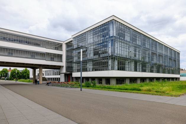 Dessau-Roßlau, Bauhausgebäude Außenansicht mit Glasfront, 04.06.2026, Bauhaus-Stadt Dessau. Dessau-Roßlau Bauhaus Sachsen-Anhalt Deutschland