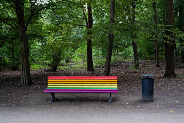 Berlin,18.08.2026,ein Ahornbaum und eine Regenbogenbank erinnern an den islamischen Terror Anschlag beim CSD vom 25.07.2026 im Tiergarten