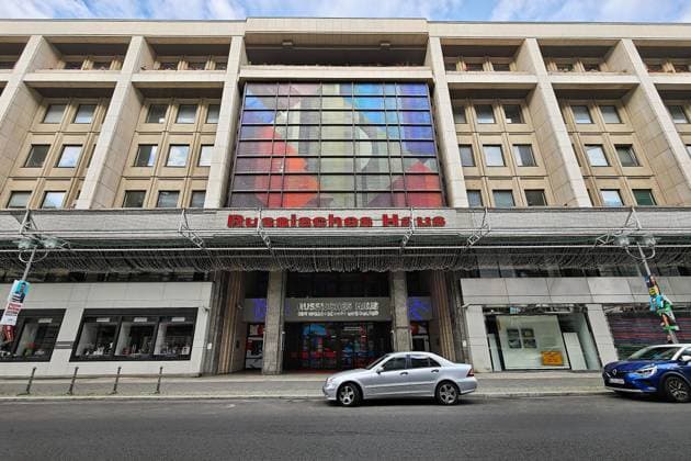 Berlin, Deutschland, 18.08.2026: Das Russische Haus in Berlin (ehemals: Haus der Sowjetischen Wissenschaft und Kultur dann Russisches Haus der Wissenschaft und Kultur) ist ein Veranstaltungs- und Kulturzentrum in der Friedrichstraße 176?179 im Berliner Ortsteil Mitte. Es wurde am 5. Juli 1984 eröffnet und wird von der im russischen Außenministerium angesiedelten und seit 2022 von der EU sanktionierten Regierungsagentur Rossotrudnitschestwo betrieben. Copyright: xdtsxNachrichtenagenturx dts_130497