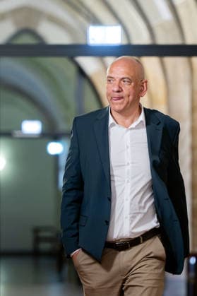 18.08.2026, Deutschland,Sachsen, Bautzen : Der Bautzener CDU-Kreisvorsitzende Steffen Roschek auf dem Weg zu einer Verhandlung am Mittwoch, 19. August 2026, im Amtsgericht Bautzen. Hintergrund des Verfahrens sind Äußerungen Roscheks während des Bundestagswahlkampfs 2025 über den AfD-Politiker Karsten Hilse.