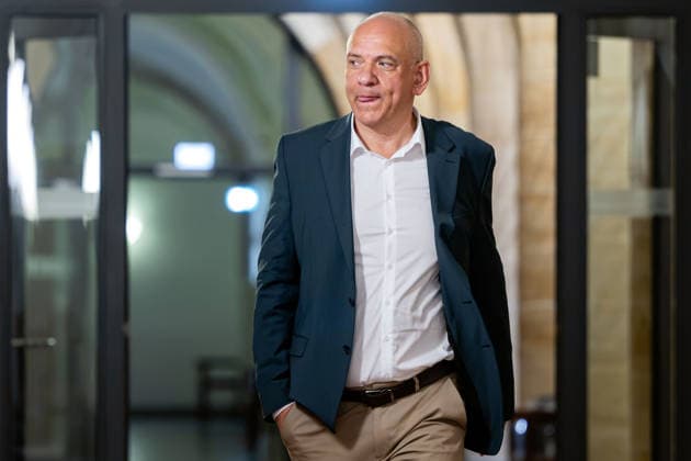 18.08.2026, Deutschland,Sachsen, Bautzen : Der Bautzener CDU-Kreisvorsitzende Steffen Roschek auf dem Weg zu einer Verhandlung am Mittwoch, 19. August 2026, im Amtsgericht Bautzen. Hintergrund des Verfahrens sind Äußerungen Roscheks während des Bundestagswahlkampfs 2025 über den AfD-Politiker Karsten Hilse.