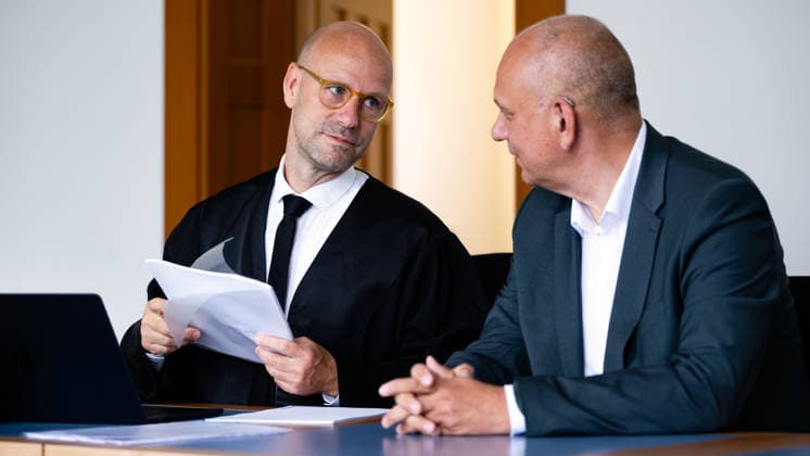 18.08.2026, Deutschland,Sachsen, Bautzen : Der Bautzener CDU-Kreisvorsitzende Steffen Roschek (r.) mit seinem Verteidiger vor der Verhandlung am Mittwoch, 19. August 2026, im Amtsgericht Bautzen. Hintergrund des Verfahrens sind Äußerungen Roscheks während des Bundestagswahlkampfs 2025 über den AfD-Politiker Karsten Hilse. Hilse hatte Roschek daraufhin angezeigt.