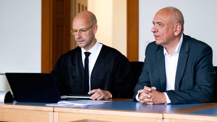 18.08.2026, Deutschland,Sachsen, Bautzen : Der Bautzener CDU-Kreisvorsitzende Steffen Roschek (r.) mit seinem Verteidiger vor der Verhandlung am Mittwoch, 19. August 2026, im Amtsgericht Bautzen. Hintergrund des Verfahrens sind Äußerungen Roscheks während des Bundestagswahlkampfs 2025 über den AfD-Politiker Karsten Hilse. Hilse hatte Roschek daraufhin angezeigt.