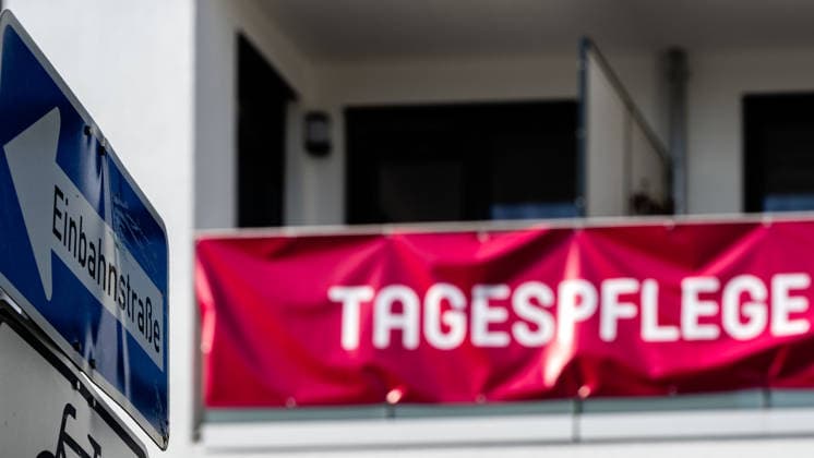 20.08.2026, Deutschland,Sachsen, Bautzen : Außenansicht und Hinweisschild der Tagespflege im aiutanda Lebenspark ãAm StadtwallÒ in der Töpferstraße in Bautzen. Tagespflegeeinrichtungen unterstützen pflegebedürftige Menschen tagsüber bei Betreuung und Versorgung und können zugleich pflegende Angehörige entlasten. Foto : Steffen Unger Honorarfrei für Produkte von Sächsische.de und Sächsischer Zeitung Steffen Unger Tel: 0178 43 50 786 email: steffen_unger@gmx.de Besondere Hinweise :