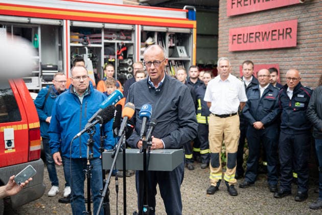 Besuch des Bundeskanzler im Waldbrandgebiet Huertgenwald Bundeskanzler Friedrich Merz und Landrat Dr. Ralf Nolten (links) bei ihrem gemeinsamen Pressestatement, im Hintergrund die Einsatzkraefte, im Rahmen seines Besuchs im Waldbrandgebiet Huertgenwald um den Einsatzkraeften Danke zu sagen Huertgenwald, 22.08.2026 Huertgenwald Nordrhein-Westfalen Deutschland