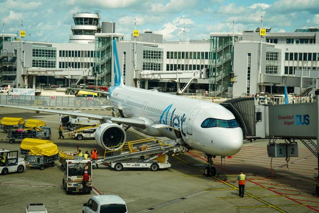 Luftfahrt: Passagierflugzeug der türkischen Fluggesellschaft AJet am Terminal des Flughafens Düsseldorf (DUS), Abfertigung am Flugsteig mit Fluggastbrücke. Flughafen, Airport, Düsseldorf, DUS, AJet, Airline, Passagierflugzeug, Flugzeug, Luftverkehr, Flugverkehr, Terminal, Gate, Bodenabfertigung, Ground Handling, Gepäck, Flughafenpersonal, Reiseverkehr, Türkei, Tourismus. Copyright: xJOERANxSTEINSIEKx