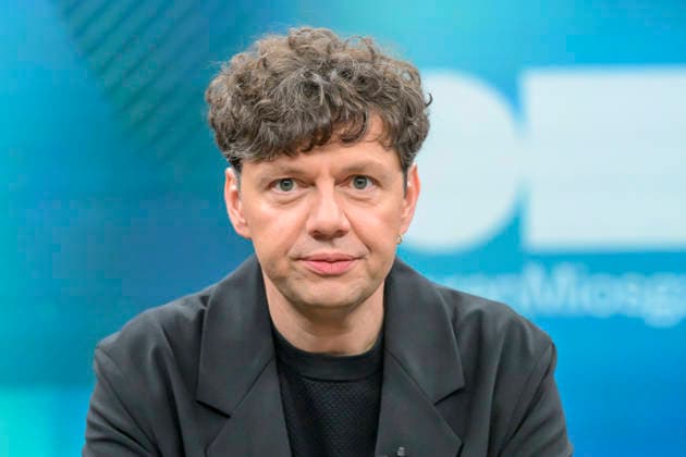 im Bild v.l.: Christian Friedel, Schauspieler, Unterstützer der Kampagne Wahre Heimatliebe ist ¦, GER, Berlin, Studio, zu Gast bei - Caren Miosga, Polittalk, TV, Format, Aufzeichnung, aufgezeichnet, Das Erste, aus Adlershof - am Studio 20, Thema: Ist die Brandmauer noch zu halten? (Im Bezug auf - Die AfD und die Landtagswahl in Sachsen-Anhalt.) 23.08.2026, Copyright: HMBxMedia UwexKoch