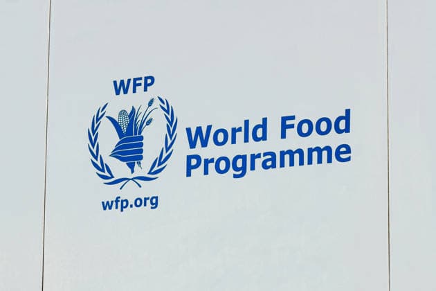 Logo von WFP und Schriftzug World Food Programme Logo von WFP und Schriftzug World Food Programme, 04.07.2026, München, Bayern, Auf einem Unternehmensschild von WFP befindet sich ein Logo und der Schriftzug World Food Programme.